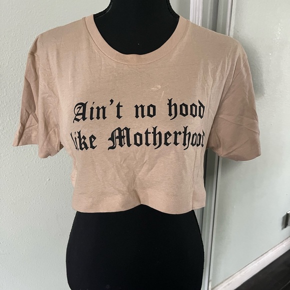 Fashion Nova Tops - Fashion Nova Graphic T-Shirt, “Ain’t No Hood Like Motherhood” Size Small